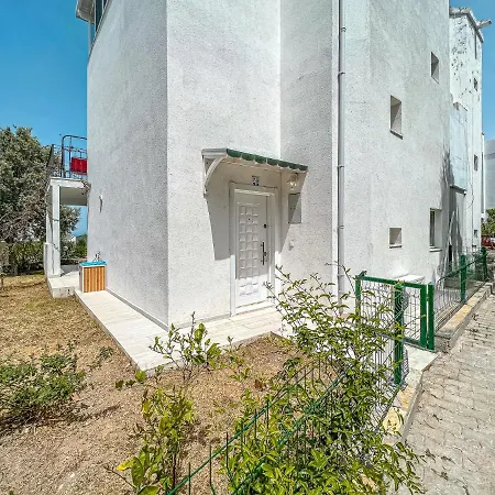 Spacious 3br Family With Private Beach 博德鲁姆